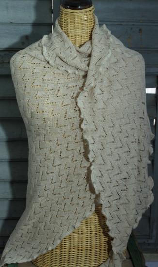 Preview: Invero Dreiecktuck Susi Strand um die Schultern gelegt, 100% Merinowolle extrafein